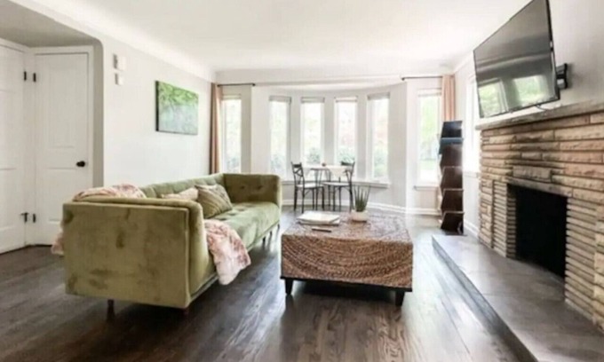 Grosse Pointe Apartamento | Grosse Pointe Retreat | 3BR, Sleeps 8 & Relaxing