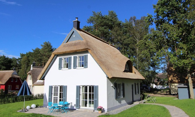 Glowe Casa | Großzüg. Casa con techo de paja cerca de la playa - sauna Chimenea WLAN - relacionada. Camas y toallas incluidas.