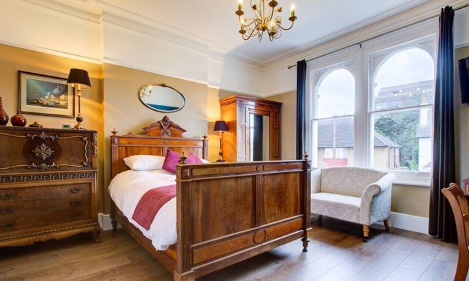 Wallington North Apartamento | Grosvenor Road's Normanhurst Studio: A Quaint and Delightful Abode