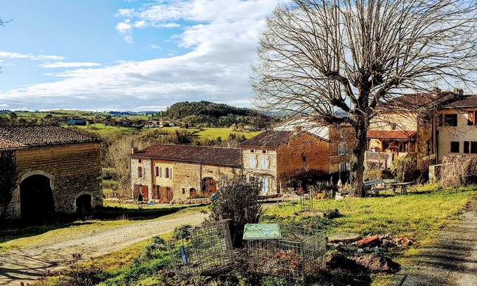 Trezioux Otro | Grote boerderij met zwembad en zicht op de vulkanen van de Auvergne.