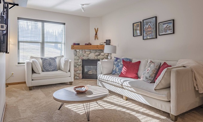 Silver Star Mountain Condominio | Ground Floor Creekside Condo - Easy in and out for Biking or Skiing