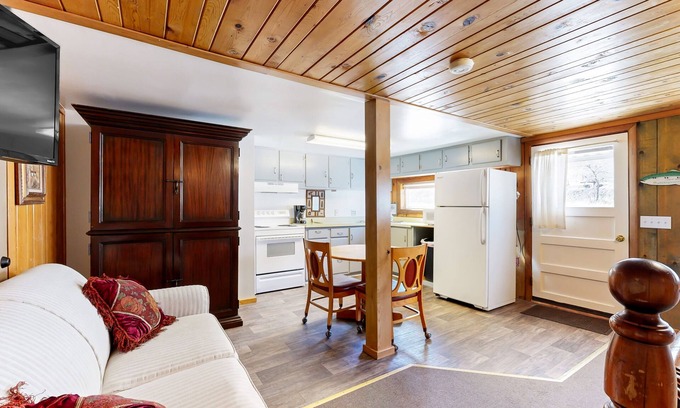 Naturita Casa | Ground-floor aparthotel with deck, kitchen, volleyball, mtn views