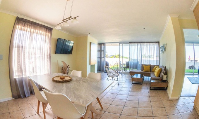 Jeffreys Bay Apartamento | Ground floor apt. Central location. 350 metre walk to beach, restaurants & shops