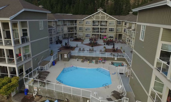 Sicamous Condominio | Ground Floor Grandview Shores Condo Mara Lake Waterfront w/Boat Slip