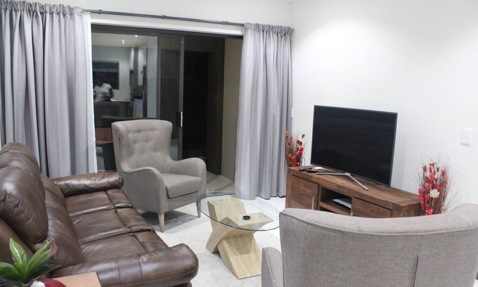 Greater Johannesburg Metropolitan Area Condominio | Unidad moderna en planta baja con jardín privado, en el corazón de Fourways