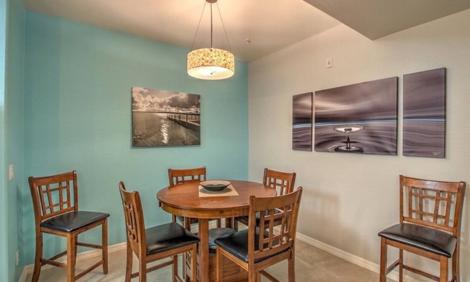 Parkwood Ranch Condominio | Nuevo condominio junto a la piscina en la planta baja.