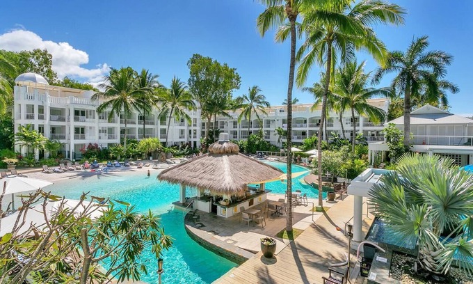 Palm Cove Apartamento | Ground Floor Poolside LUX Apt - Peppers Beach Club, w/Kitchen, Terrace & BBQ