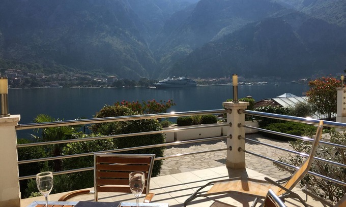 Kotor Apartamento | Planta baja. Terraza privada, piscina compartida, vistas al fiordo del casco antiguo de Kotor