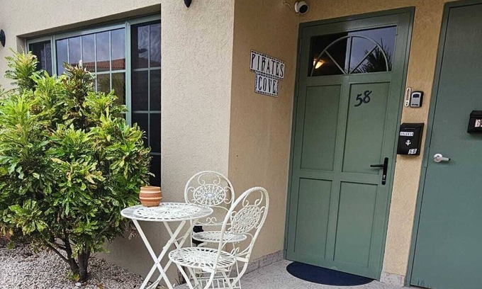 Washington Condominio | Ground Floor, Spacious 2 bedroom Ensuites, Corner Unit, Newly Remodeled.