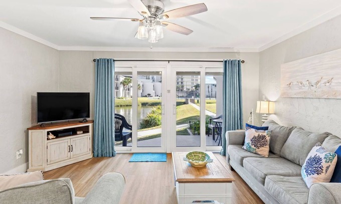 Panama City Beach Condominio | Planta baja, parque en la puerta de su casa. Perro amigable hasta 25 lbs. Capacidad 6