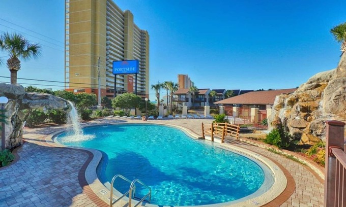 West Panama City Beach Complejo | Condominio en la planta baja con excelentes piscinas y frente a las playas de arena blanca.