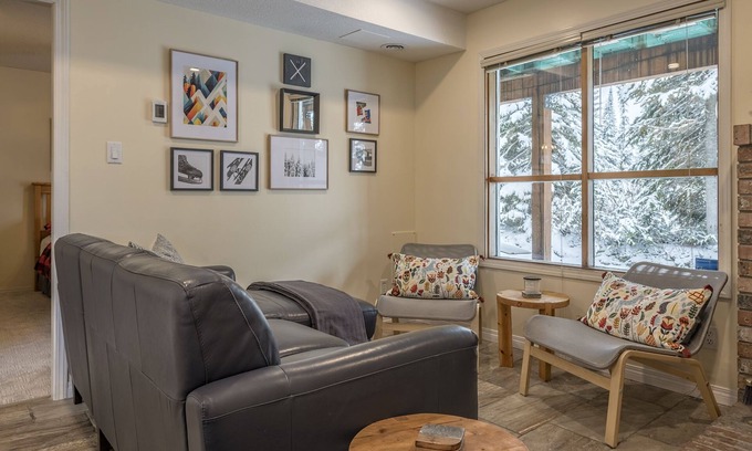 Silver Star Mountain Apartamento | Ground level suite with sauna and close to the village and chairlifts.
