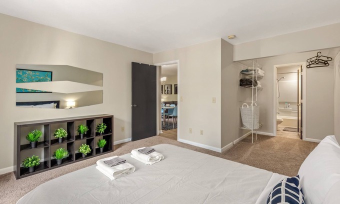 Chapel Hill Apartamento | Ground Level UNC 2BR 2BA w/ Pool - Pet Friendly