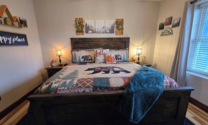 Pigeon Forge Condominio | Breathtaking sunsets, wraparound balcony, pools, and more await you this Summer!