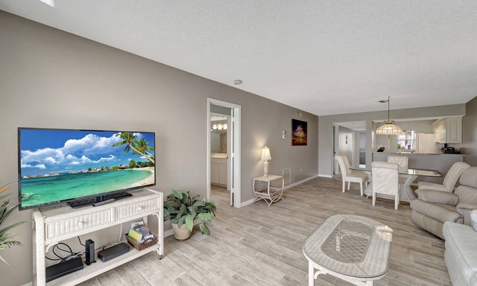 Plantation Condominio | ¡NUEVO! 2BR Venice Condo w / Pool, 15 Mins to Beaches! Vistas al campo de golf!