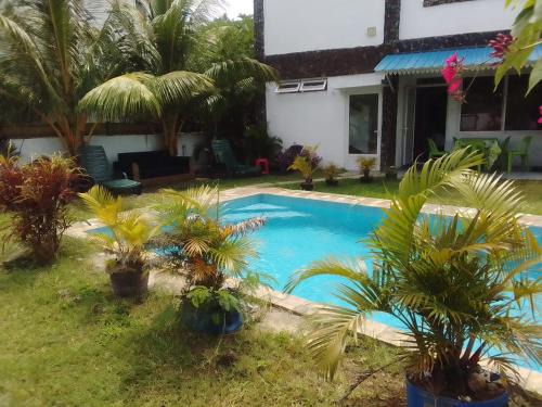 Pointe aux Biches Apartamento | Groundfloor Apartment and Firstfloor Apartment with charming pool near sandy beach and commerces nearby