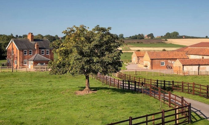 Horncastle Casa | Group Accommodation for 18, Bainvalley Cottages