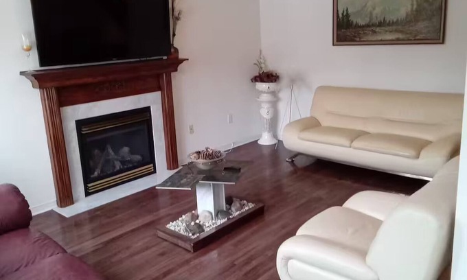 Barrie Casa | Group-Friendly 5BR 3.5BA Yard, Parking, Jacuzzi