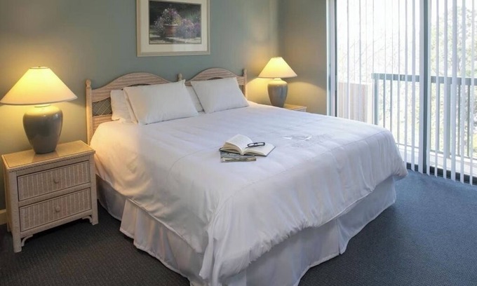 Hilton Head Complejo | Group-Friendly 2BR with Lakefront Porch, Kitchen, Tennis, Bikes and Poolside