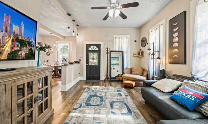 Denver Heights Apartamento | Group Getaway Backyard Theater Close to River Walk