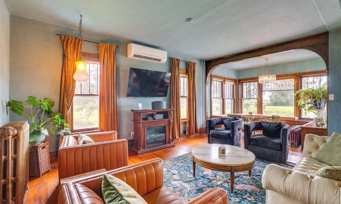 Mount Horeb Casa | Group Getaway: Luxe Farmhouse in Mt Horeb!