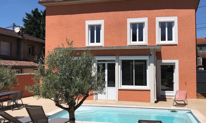Trevoux Casa | Casa de grupo con piscina privada