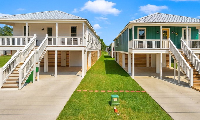 Gulfport Casa | GROUP RETREAT-TWO beach homes~10-bedrooms~GAME AREA~HOT TUB~BEACH VIEWS