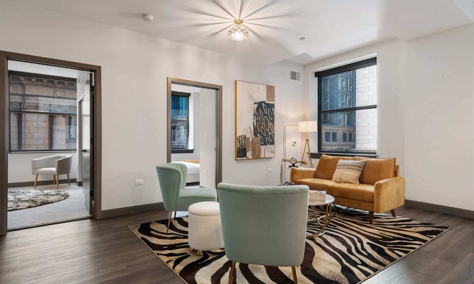 Downtown Chicago Apartamento | Group Stay: 3 Modern 2BR Units, Great Amenities