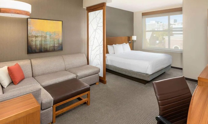 Greenville Downtown Apartamento | Group Stay w/ 4 King Units | Indoor Pool Access, Near Peace Center & Bon Secours
