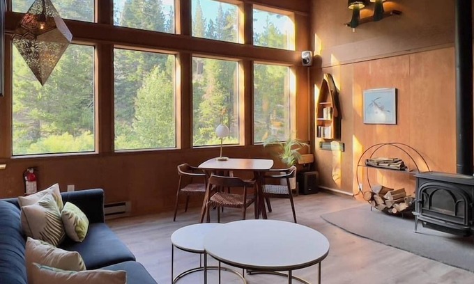 Alpine Meadows Chalet De Esquí | Groups! Peep Our Groovy Green Creekside Chalet w/ Parking for 8 Cars! Wow!