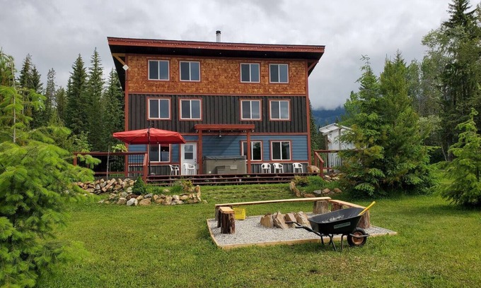 Golden Casa | GROWL Lodge - 3-bedroom home with hot tub, pool table & mountain views!