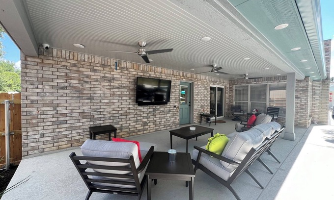 Gruene Casa | Gruene Gables: 3 Bedroom 3 Bath House with Private Pool