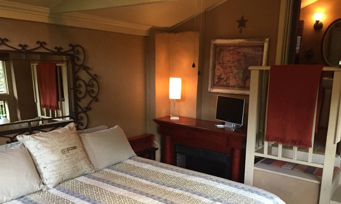 Gruene Cabina | Gruene River Cabin on the Guadalupe - Sleeps 2, Kayak for 2, Float Tubes, Grill!