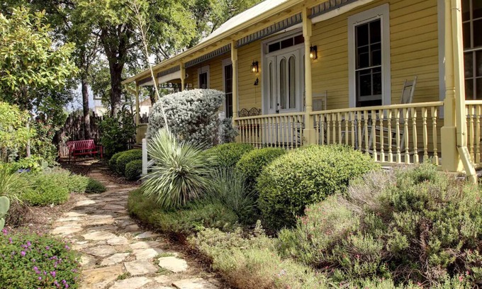 Gruene Casa | Gruene's Yellow Haus & Suite, capacidad para 1-14, a pie de Gruene Hall & River