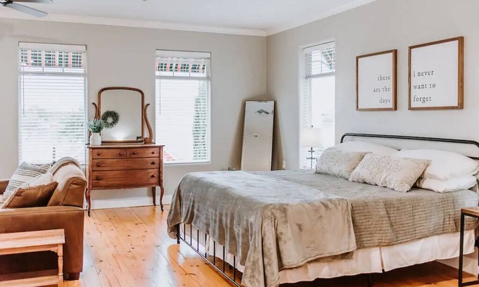 Gruene Condominio | GrueneGusthaus#3| Private Condo+ Golf Cart Rentals