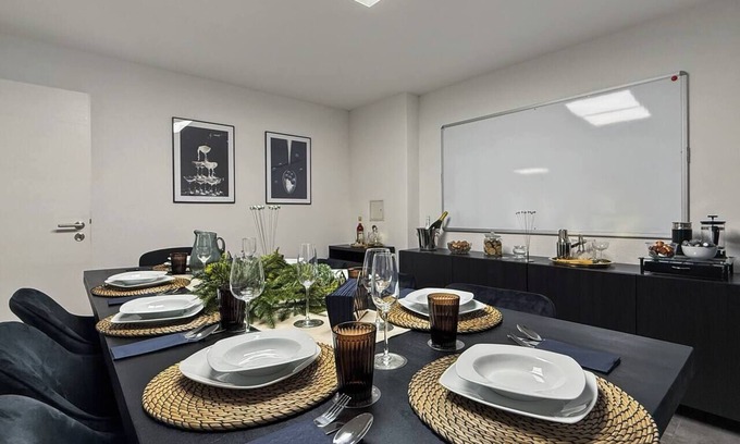 Karlshohe Apartamento | Group Retreat | Sleeps 17 | SGT.