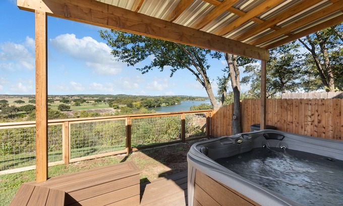 Kerrville Casa | Guadalupe Bluff Farmhouse - Guadalupe River View - Hot Tub