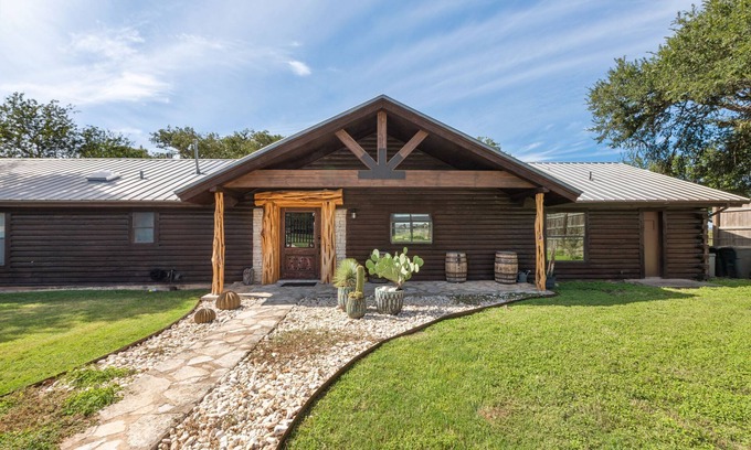 Kerrville Casa | Guadalupe Bluff Log Cabin - Hot tub - Guadalupe River View