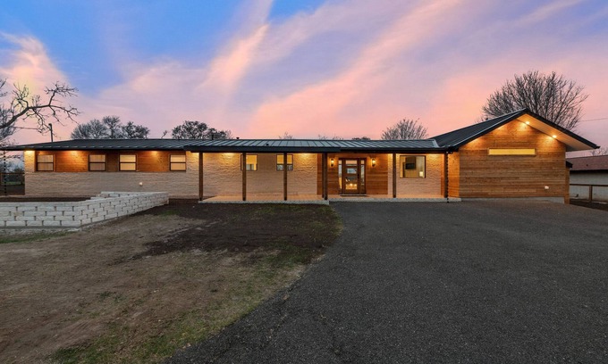Kerrville Casa | Guadalupe Bluff Modern House - Hot tub, view of Guadalupe, River!