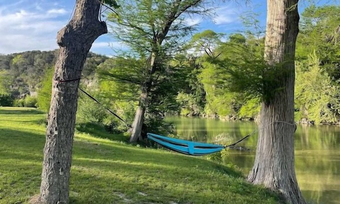 Spring Branch Casa | Guadalupe River Front 4 dormitorios, 2 baños flotador, pescado, bañera de hidromasaje y jabalí shuffle