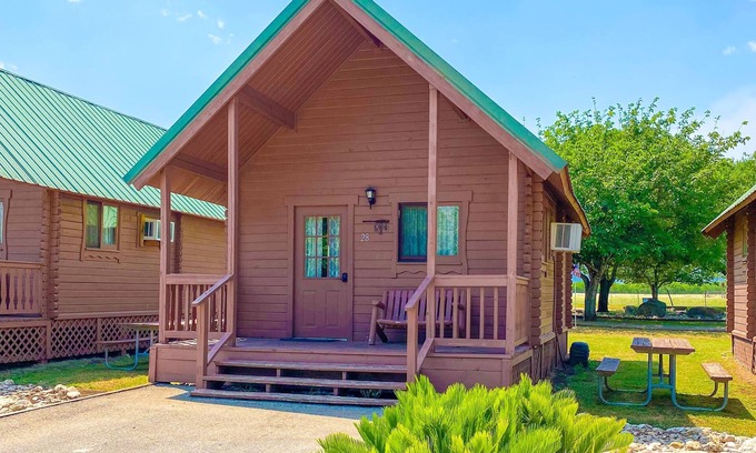 New Braunfels Cabina | Guadalupe River Lofted Cabin