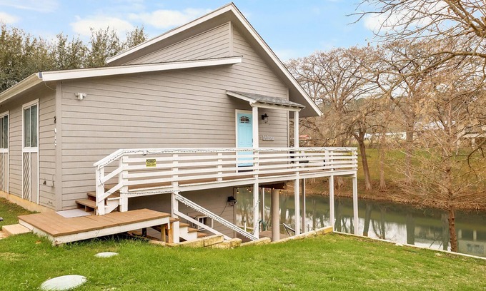 New Braunfels Chalet De Esquí | Guadalupe Riverfront 4BR w/ Deck Firepit Views
