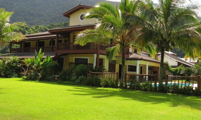 Guaeca Casa | Guaecá, frente al mar, de pie sobre la arena.
