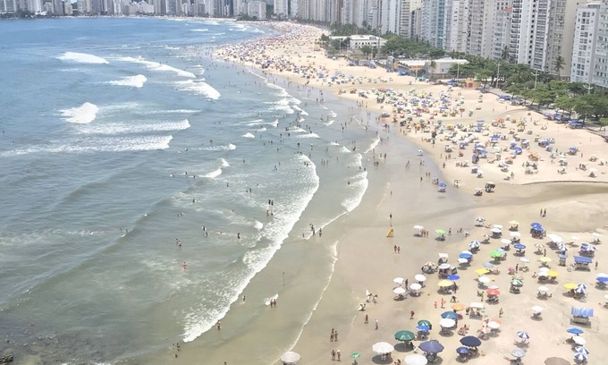Morro do Maluf Apartamento | Guaruja, Pitangueiras standing in the sand