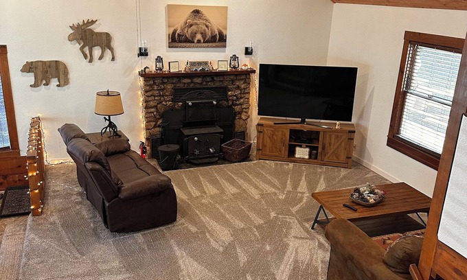 West Village Cabina | Guest Favorite in the heart of Shaver Lake! Remodeled w-AC~Boat Parking~Spacious