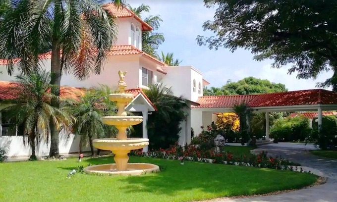Villas Ana Maria Villa | Villa para huéspedes con piscina privada en el corazón de Sosua, ideal para fiestas