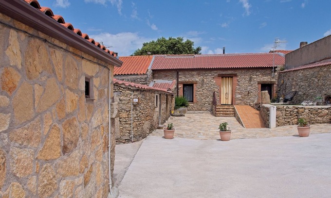 Sardon de los Frailes Casa | Casa de huéspedes 'Casa Huidobro Valle' con terraza privada, jardín privado y Wi-Fi