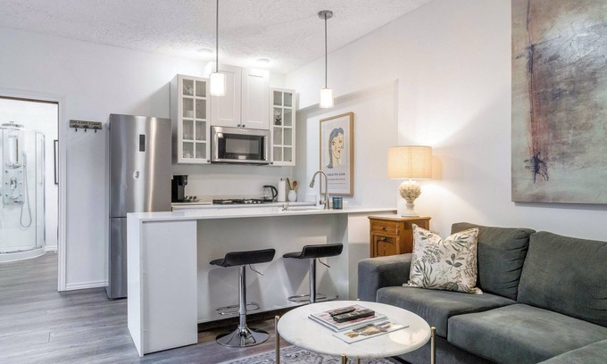 Collingwood Casa | Guest House 12 min to skiing, Free parking, Downtown Collingwood