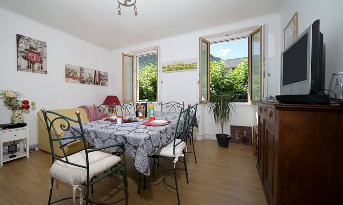 Auzat Cama Y Desayuno | Casa de huéspedes 'Jolie Chambre Au Calme À Auzat' con vistas a la montaña