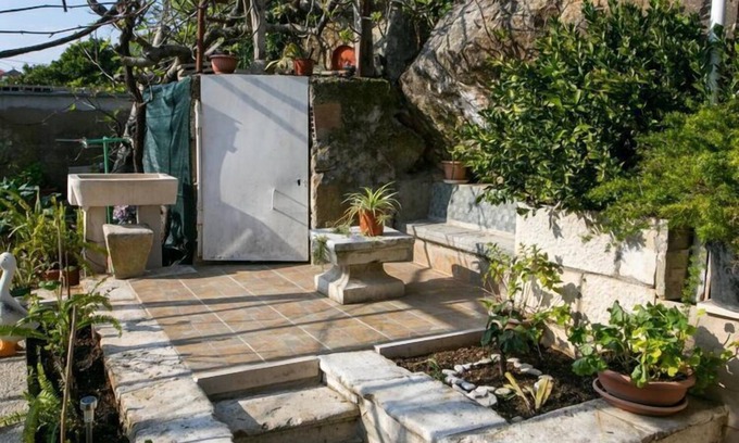Montovjerna Apartamento | Guest House Kusalo- Studio Apartment with Patio (Studio 1)